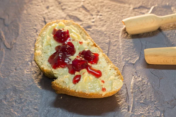 Pedaço Pão Com Doce Geléia Mesa Concreto — Fotografia de Stock