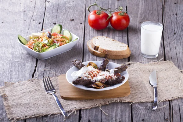 Vista Cerca Delicioso Plato Casero Bebida Ayran Vidrio Sobre Fondo — Foto de Stock