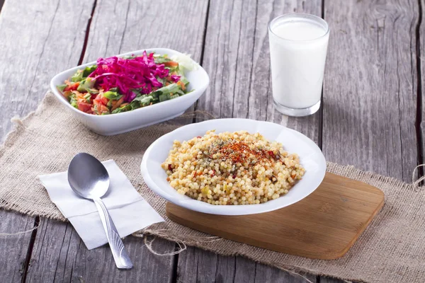 Vista Cerca Delicioso Plato Casero Bebida Ayran Vidrio Sobre Fondo — Foto de Stock