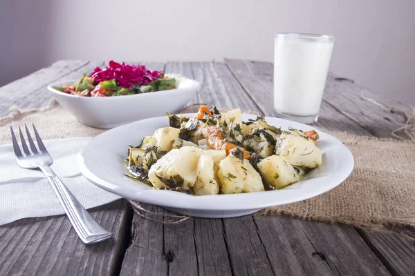 Närbild Hemlagad Mat Och Glas Mjölk Trä Bordsskiva — Stockfoto