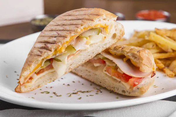 접시에 샌드위치와 튀김의 가까이보기 — 스톡 사진