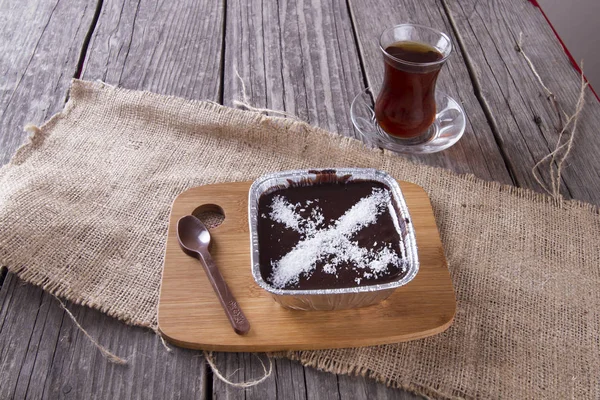 Zoet Dessert Kopje Warme Thee Houten Oppervlak — Stockfoto