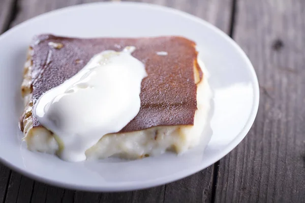 Nahaufnahme Von Leckerem Dessert Auf Holztisch — Stockfoto