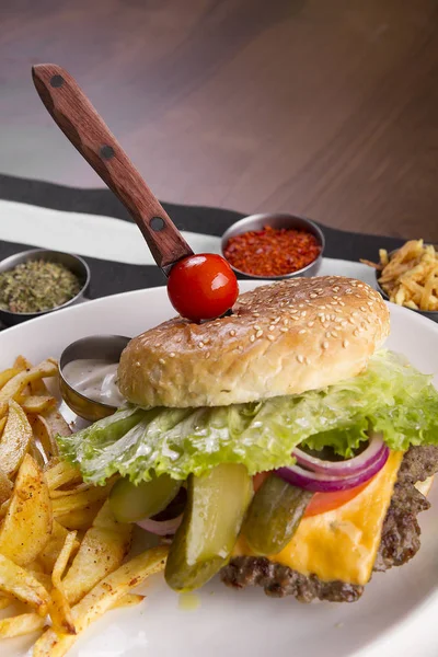 新鲜制作的汉堡 包括蔬菜和肉类 — 图库照片