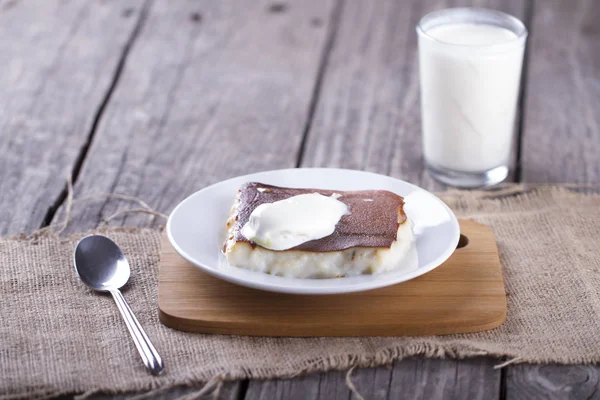 Nahaufnahme Von Hausgemachtem Gericht Und Glas Milch Auf Holztisch — Stockfoto