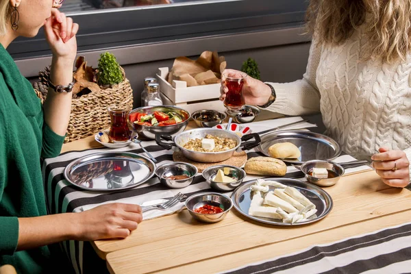 Masada Kadınların Kısmi Görünümü Çeşitli Yemekler Ile Servis Stok Resim