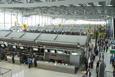 Bangkok, Tayland 14 Mayıs 2017: dünyanın en büyük 4 tek bina Havaalanı terminali olan Suvarnabhumi Uluslararası Havaalanı 'nın Iç mekanı.