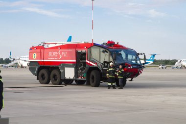 Kiev, Ukrayna 14 Mayıs 2017: uluslararası havaalanında büyük ölçekli kurtarma hizmetleri yangın motoru kamyon 