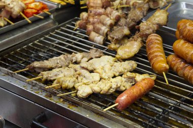 pişmiş gıda sokak pazarında düzenlenmiş görünümünü kapat