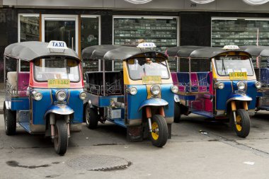 Bangkok, Tayland - 12 Mayıs 2017: Bangkok'ta caddeye park edilmiş taksilerin kentsel görünümü