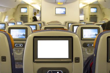 Seyahat konseptinde yolcu için uçak koltuğuna özel monitör izlerken yolcu eğlence servisine 