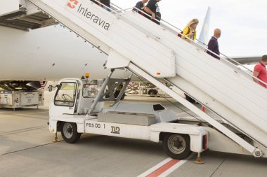 Kiev, Ukrayna 14 Mayıs 2017: Havaalanı apron yolcu yatılı merdivenler.