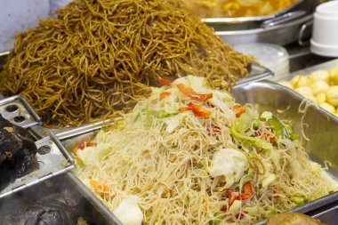 pişmiş gıda sokak pazarında düzenlenmiş görünümünü kapat