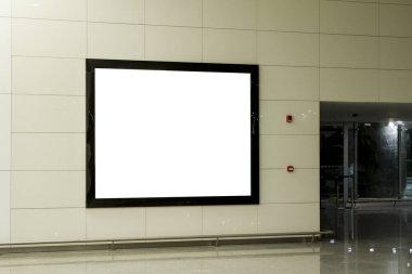 Uçak yolcuları ile Havaalanı arka planda yatay sokak poster Billboard boş Mock kadar.