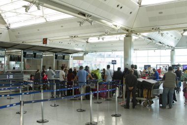 İstanbul, Türkiye-16 Ocak 2015: Istanbul Atatürk Havalimanı 'nda Check-in tezgahında Kuyrukta bekleyen kişiler. Havaalanı aslen 1950 ' lerde inşa edilmiştir