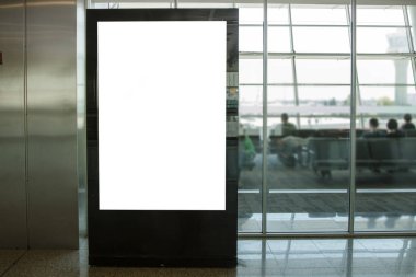 Boş Billboard kapalı metro veya Havaalanı salonu, reklam mock up, kamu bilgi kurulu. Bulanıklık arka plan. İnsanlar Billboard yakınında yürüyor