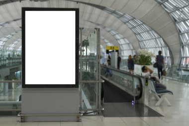 Uçak yolcuları ile Havaalanı arka planda yatay sokak poster Billboard boş Mock kadar.