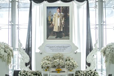 Bangkok, Tayland 14 Mayıs, 2017: Tay insanlar için Kral ve masa dekorasyon resmi HM King Bhumibol Adulyadej Sukhumvit Uluslararası Havaalanı, Tayland için iyi mesajlar almak işareti. 