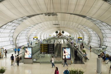 Bangkok, Tayland 14 Mayıs 2017: dünyanın en büyük 4 tek bina Havaalanı terminali olan Suvarnabhumi Uluslararası Havaalanı 'nın Iç mekanı.