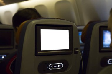 Seyahat konseptinde yolcu için uçak koltuğuna özel monitör izlerken yolcu eğlence servisine 