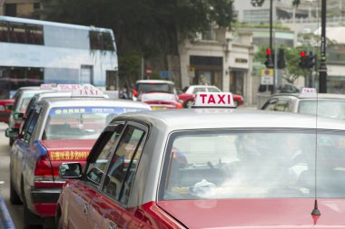 Hong Kong, Çin - 29 Nisan 2017: Hong Kong'da şehir taksilerinin kentsel görünümü