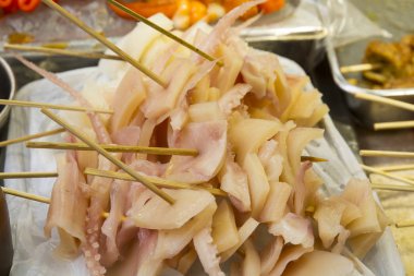 pişmiş gıda sokak pazarında düzenlenmiş görünümünü kapat