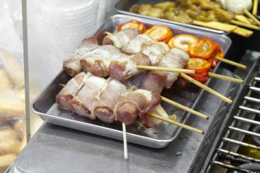 pişmiş gıda sokak pazarında düzenlenmiş görünümünü kapat