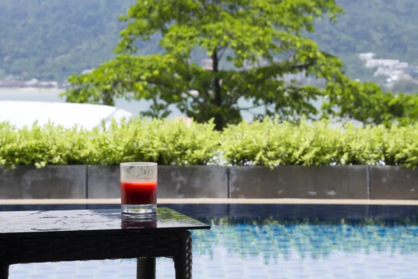 Vista Vicino Del Cocktail Sul Tavolo Legno Con Piscina Sullo — Foto Stock