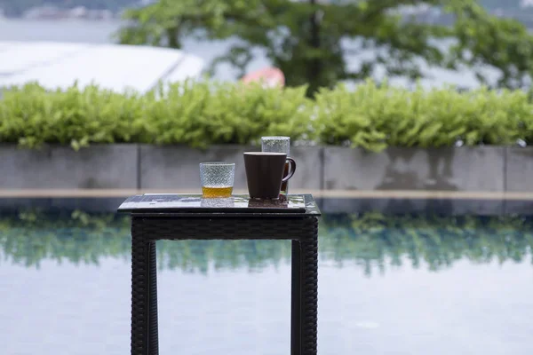 Vue Rapprochée Des Boissons Sur Table Bois Avec Piscine Sur — Photo