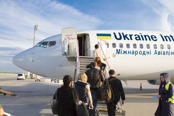 КИЕВ, Украина 14 мая 2017 года: Посадка на рейс авиакомпании "Международные авиалинии Украины" в аэропорту Киева "Борисполь"
. 