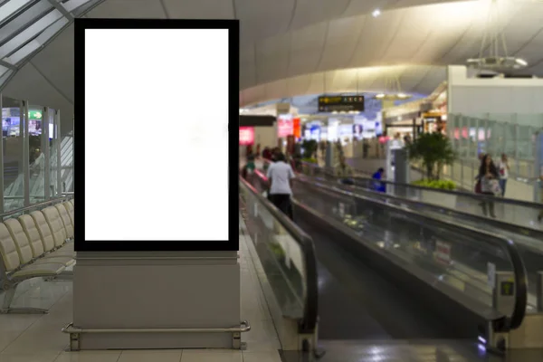 Uçak yolcuları ile Havaalanı arka planda yatay sokak poster Billboard boş Mock kadar.