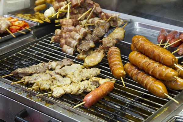 Vista Cerca Los Alimentos Cocinados Dispuestos Mercado Callejero — Foto de Stock