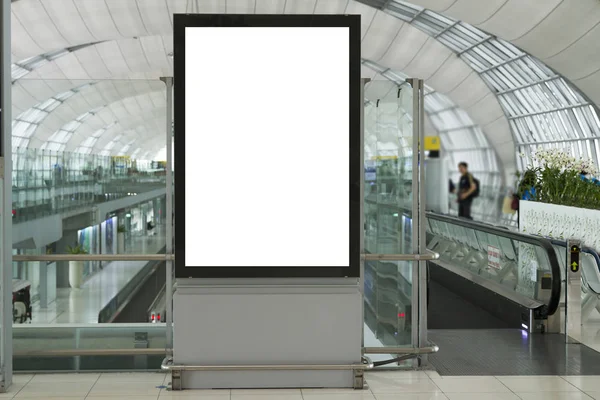 Uçak yolcuları ile Havaalanı arka planda yatay sokak poster Billboard boş Mock kadar.