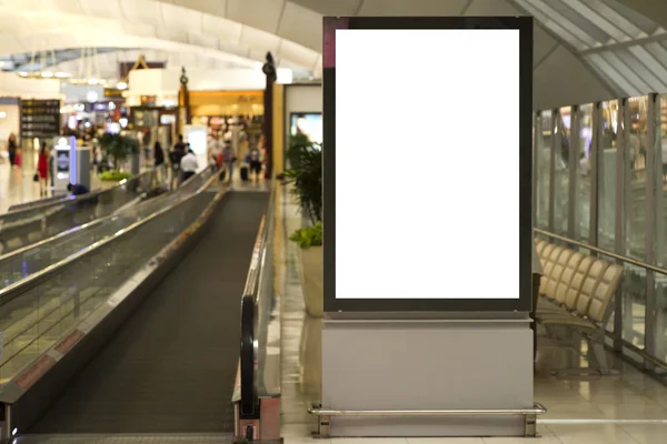 Uçak yolcuları ile Havaalanı arka planda yatay sokak poster Billboard boş Mock kadar.