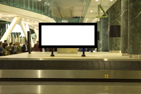 Prázdná Modelka Horizontálním Pouličním Plakátem Pozadí Letiště Cestujícími Letadle — Stock fotografie