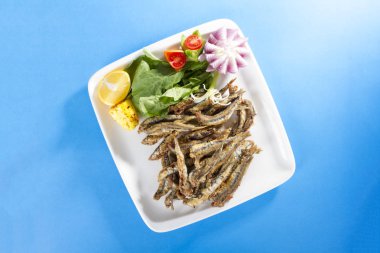 mavi masa üzerinde servis ev yapımı çanak üst görünümü