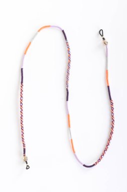 beyaz zeminüzerinde gözlük tutucu yakın görünümü