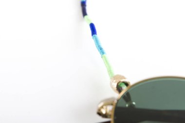 beyaz zeminüzerinde gözlük tutucu yakın görünümü