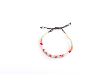 beyaz arka plan üzerinde parlak şık bilezik yakın görünümü