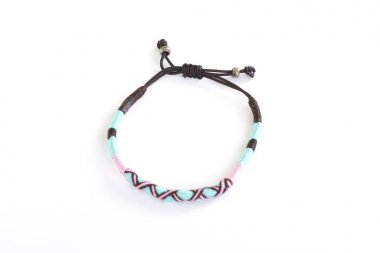 beyaz arka plan üzerinde parlak şık bilezik yakın görünümü