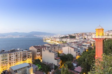 İzmir şehrinin Güzel Gece Manzarası, Türkiye