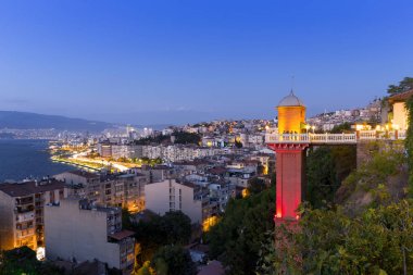 İzmir şehrinin Güzel Gece Manzarası, Türkiye