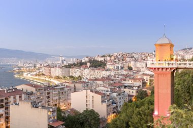 İzmir şehrinin Güzel Gece Manzarası, Türkiye