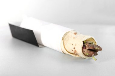 gri yüzeyde et ile lavaş görünümü yakın