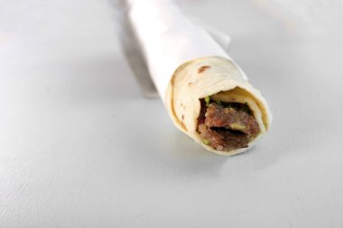 gri yüzeyde et ile lavaş görünümü yakın