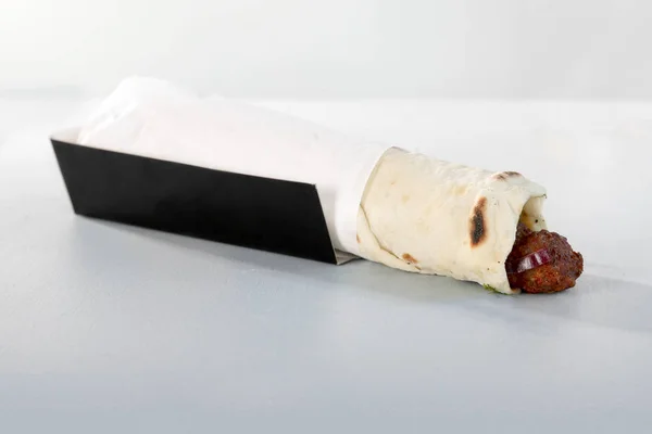 Vista Perto Lavash Com Carne Superfície Cinzenta — Fotografia de Stock