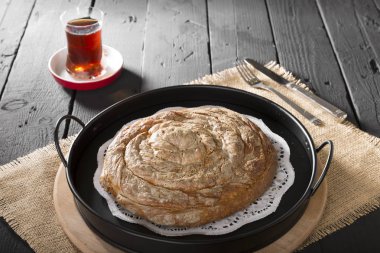 ahşap masada çay ve ev yapımı pasta fincan görünümü yakın