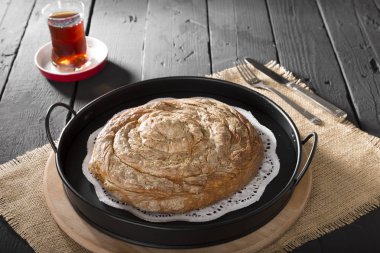 ahşap masada çay ve ev yapımı pasta fincan görünümü yakın