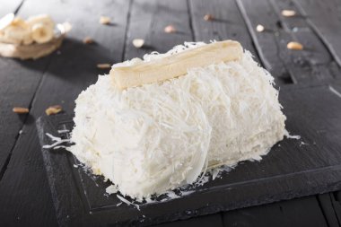 ahşap masada muz ile tatlı şenlikli pasta yakından görünümü