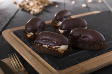 ahşap masa üzerinde lezzetli çikolatalı kek yakın çekim görünümü